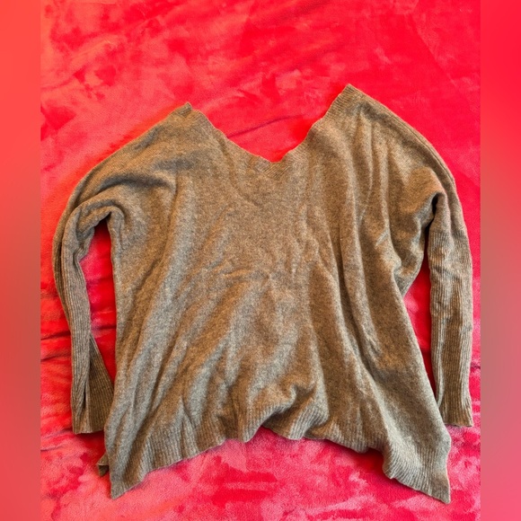 100% Cashmere Off the Shoulder Sweater - Picture 2 of 3